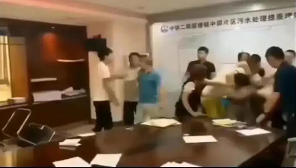 中鐵二局閥門投標(biāo)現(xiàn)場,報最低價者被“群揍”…咋回事?- 中鐵二局閥門投標(biāo)現(xiàn)場,報最低價者被“群揍”…咋回事?-