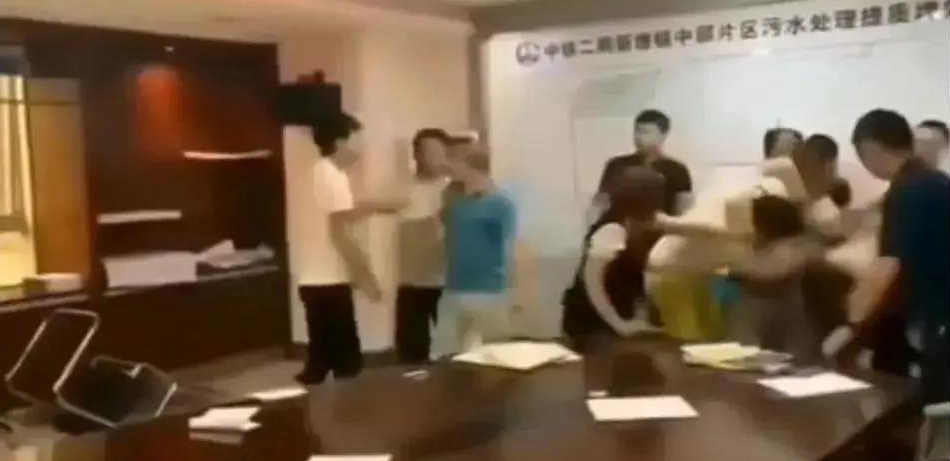 中鐵二局閥門投標現(xiàn)場，報最低價者被“群揍”…咋回事？